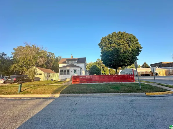 302 4th St N, Albert City, IA 50510