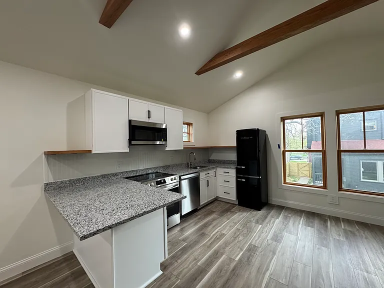 1034 Everett Ave — Photo 8