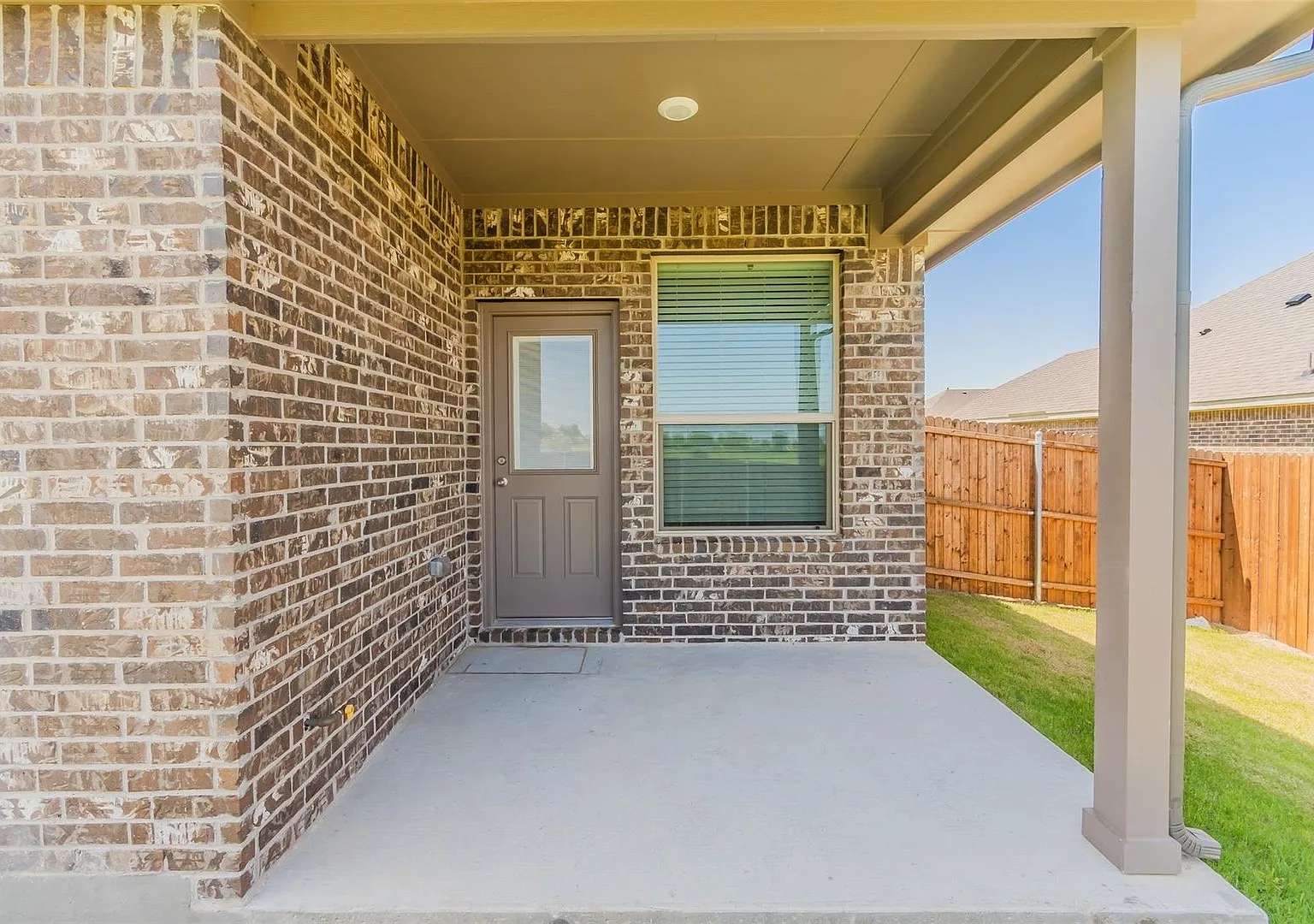 Charming 4-bedroom House for rent in Krum — Photo 2