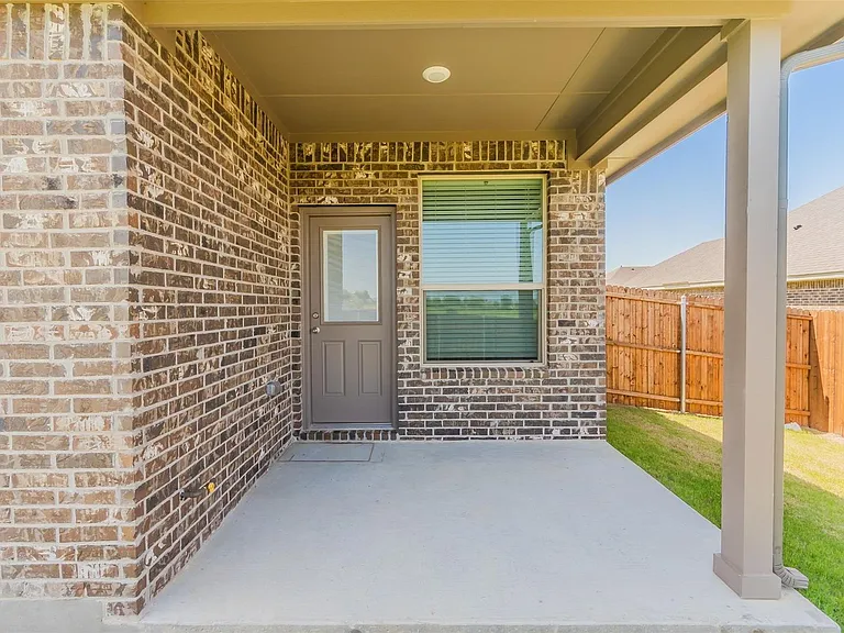 1343 Fox Hollow Rd — Photo 2