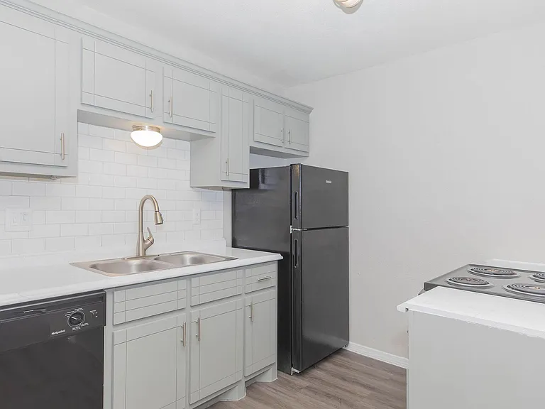 Waterford Grove Apartments — Photo 15