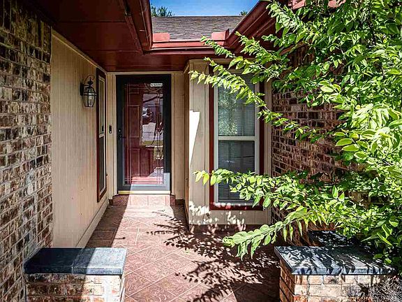 2nd image of 706 SW Normandy Ave