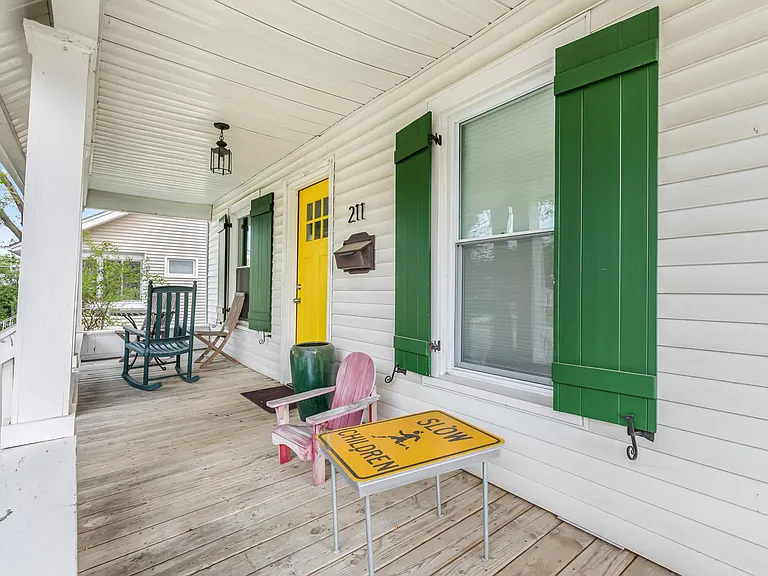 211 Catalpa Dr — Photo 12