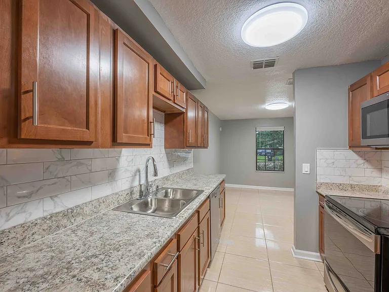 1623 Twin Oak Dr E — Photo 3