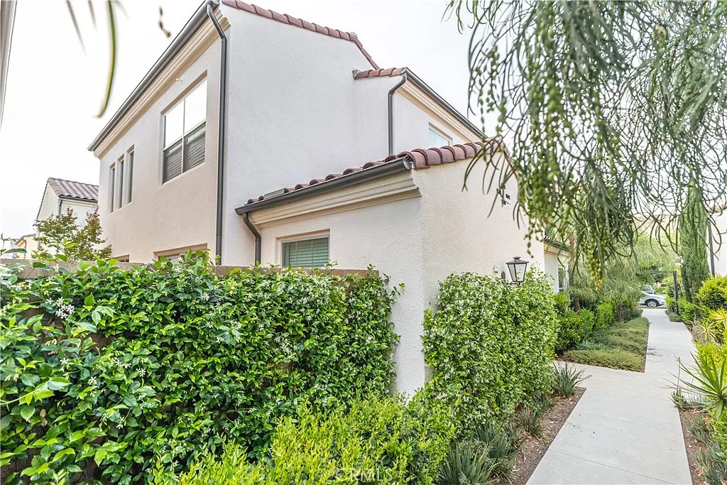 4 bed, 3.5 bath, 1999 sqft, $6,200 — Photo 4
