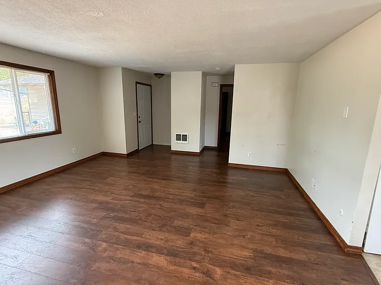 780 Oakhill Ave SE — Photo 2
