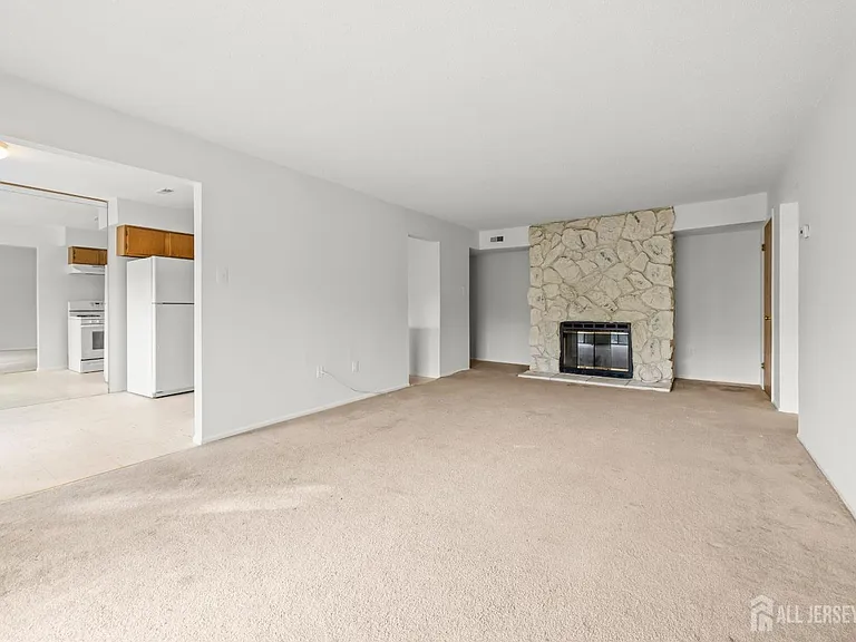823 Edison Glen Ter — Photo 2