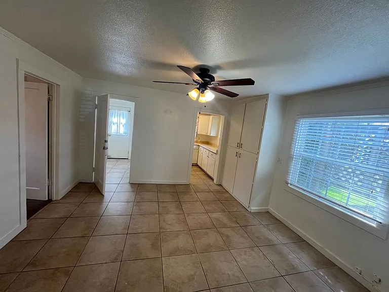 360 E Foster Rd — Photo 2
