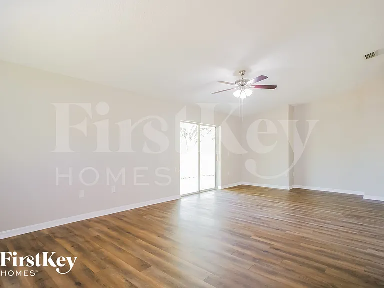 117 King Arthur Ct — Photo 2