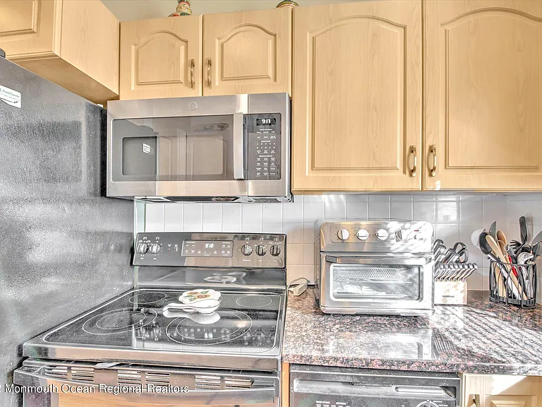 421 W Lincoln Ave — Photo 3