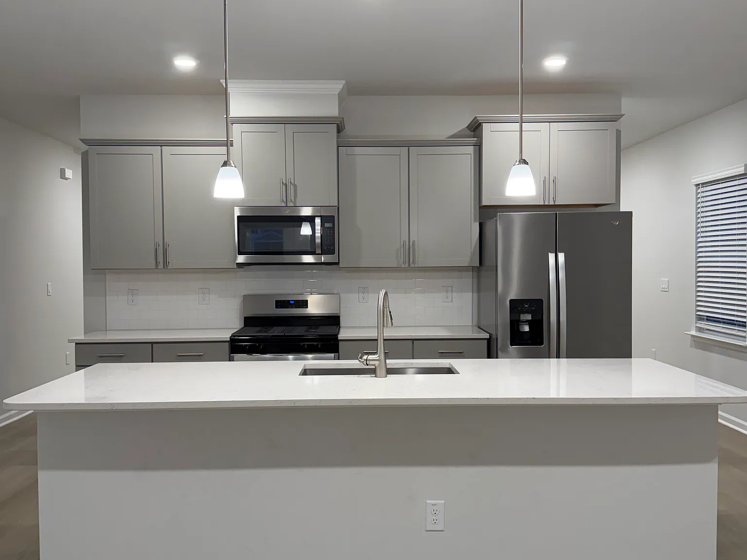 4 bed, 3.5 bath, 2100 sqft, $2,350 — Photo 2