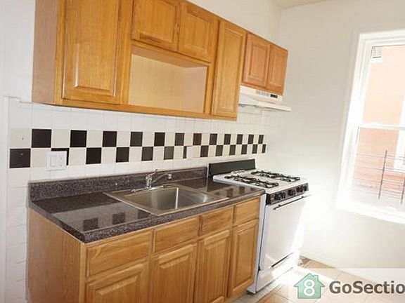 3rd image of 1131 Manor Ave