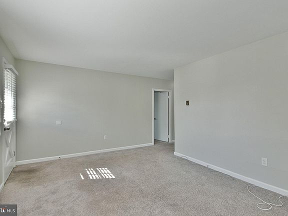 5th image of 576 Meadowbrook Ave