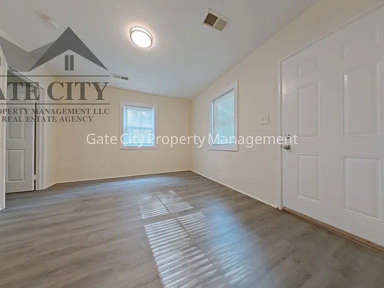 1513 Wendell Ave — Photo 4