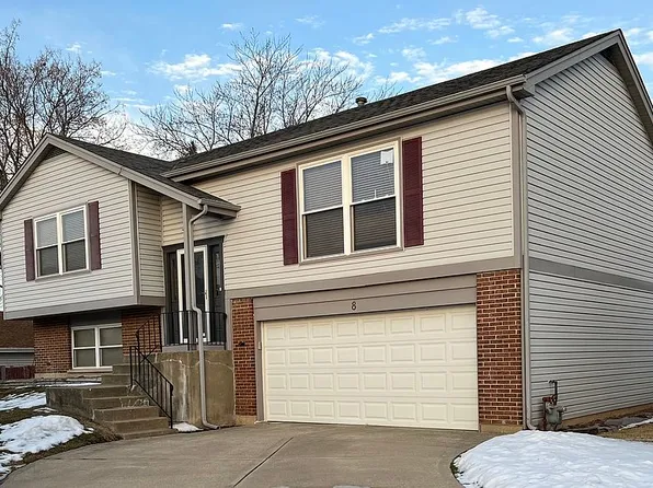 8 Sandhurst Ct, Streamwood, IL 60107