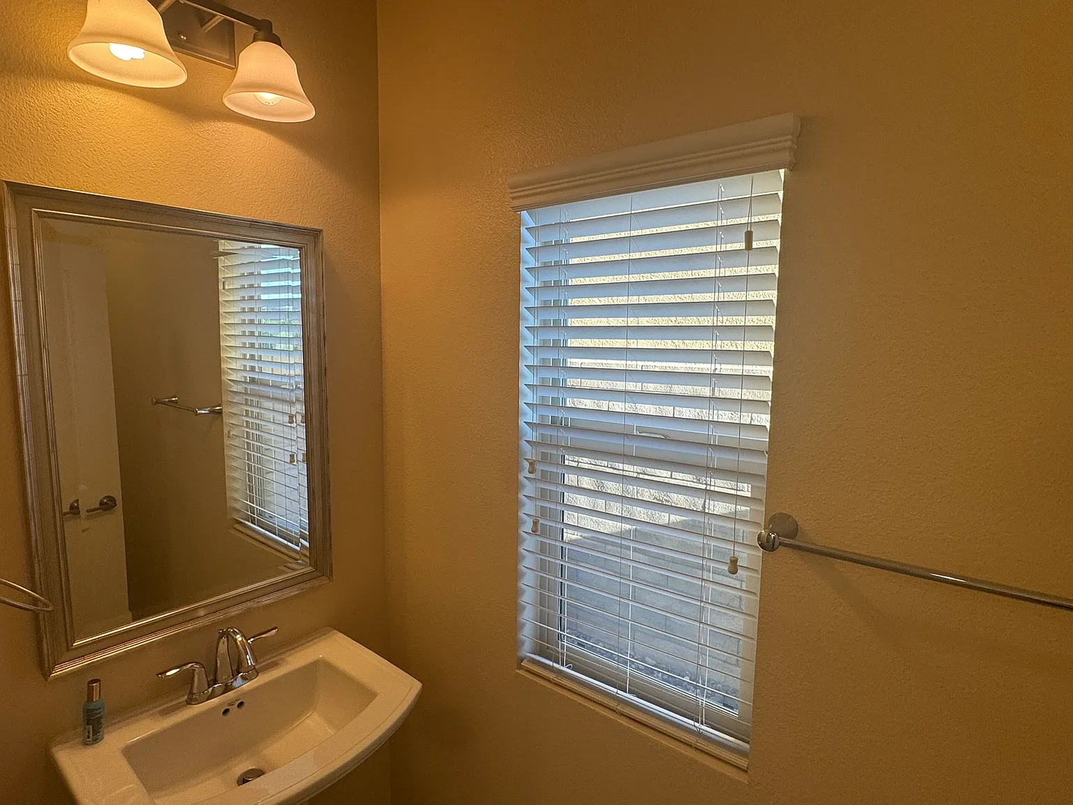 4 bed, 2.5 bath, 2402 sqft, $4,995 — Photo 4