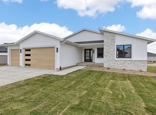 717 Pointer Cir, Center Point, IA 52213