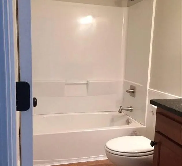 Essex Square Apartments — Photo 11
