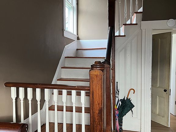 Entry staircase to apartment