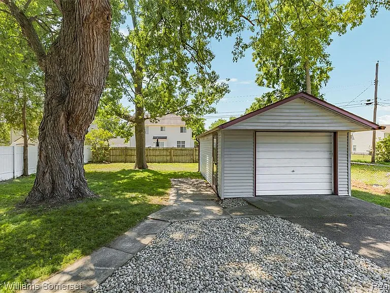99 Tacoma Dr — Photo 29