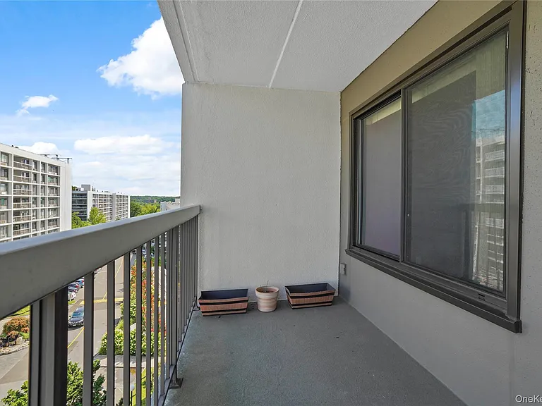 200 High Point Dr #6 PENTHOUSE — Photo 25