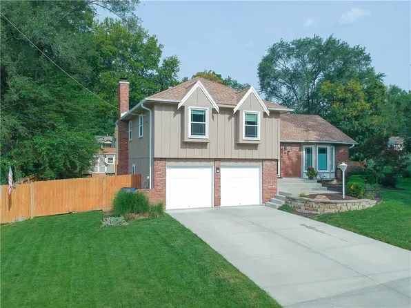 8230 Hamilton Dr, Overland Park, KS 66204