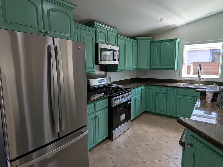 817 Hickory Ct — Photo 2
