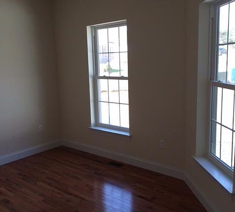 4th image of 133 Rushcliffe St #133