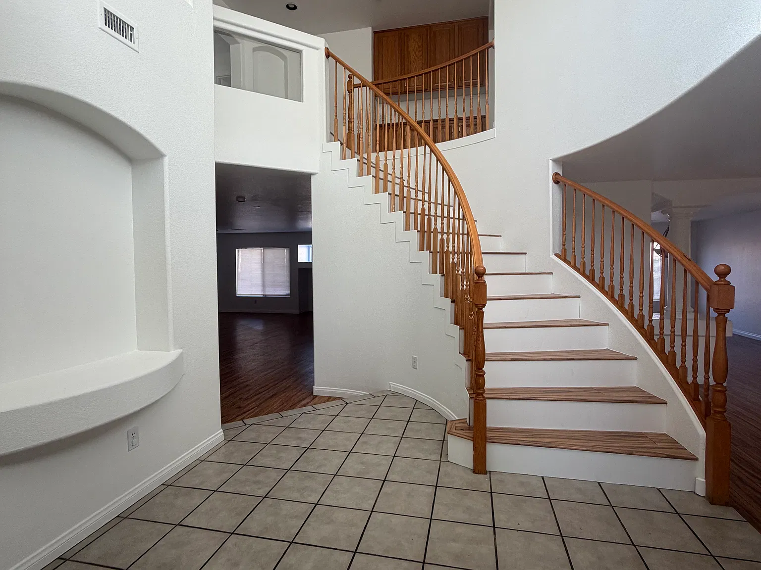 6 bed, 3297 sqft, $2,450 — Photo 2