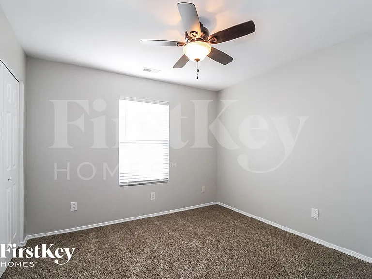 530 Martha Ct — Photo 12