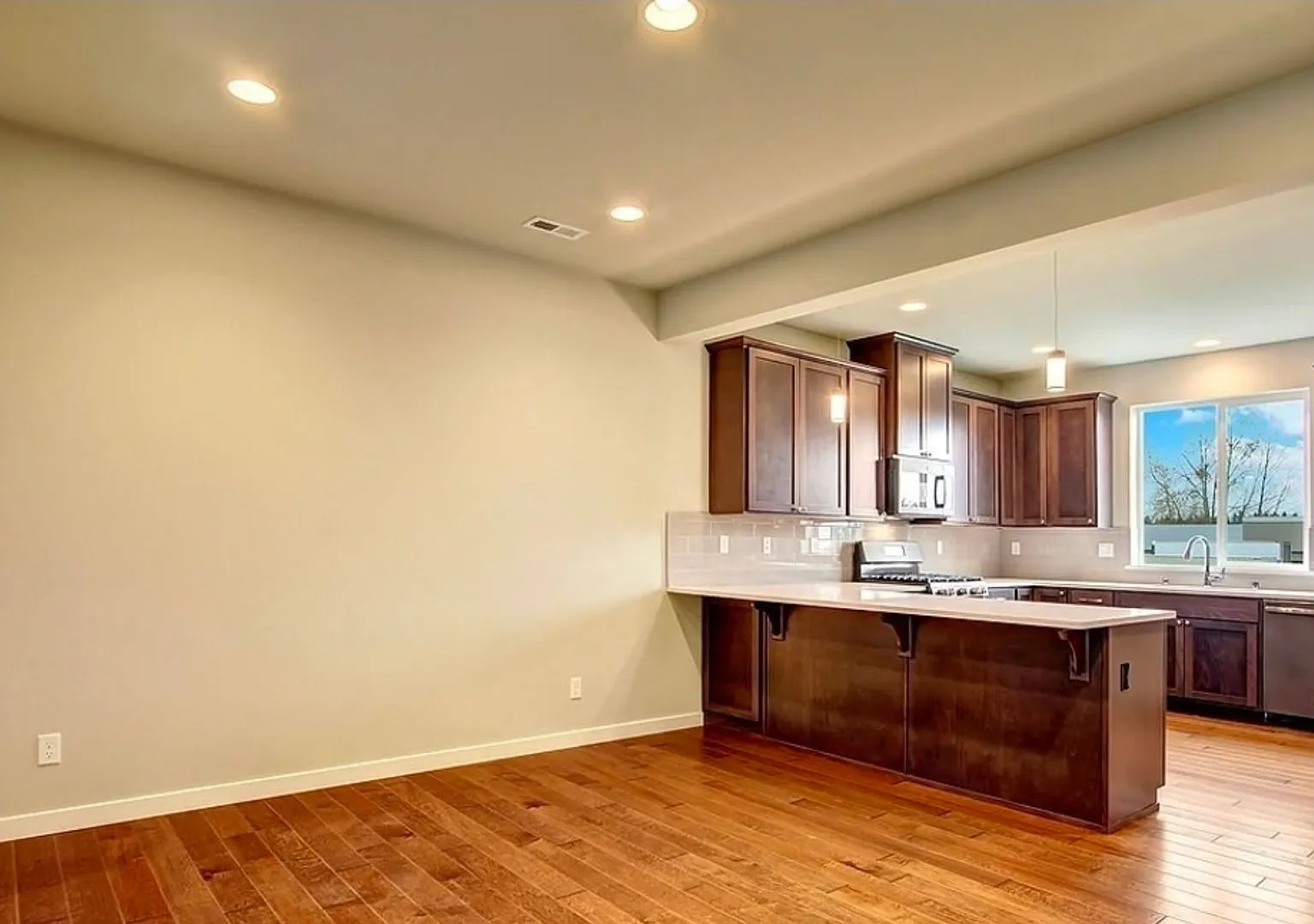 Spacious 3BD/2.5BA Townhouse in Edmonds! — Photo 2