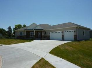 1205 Rustic View Ct, Eldridge, IA 52748
