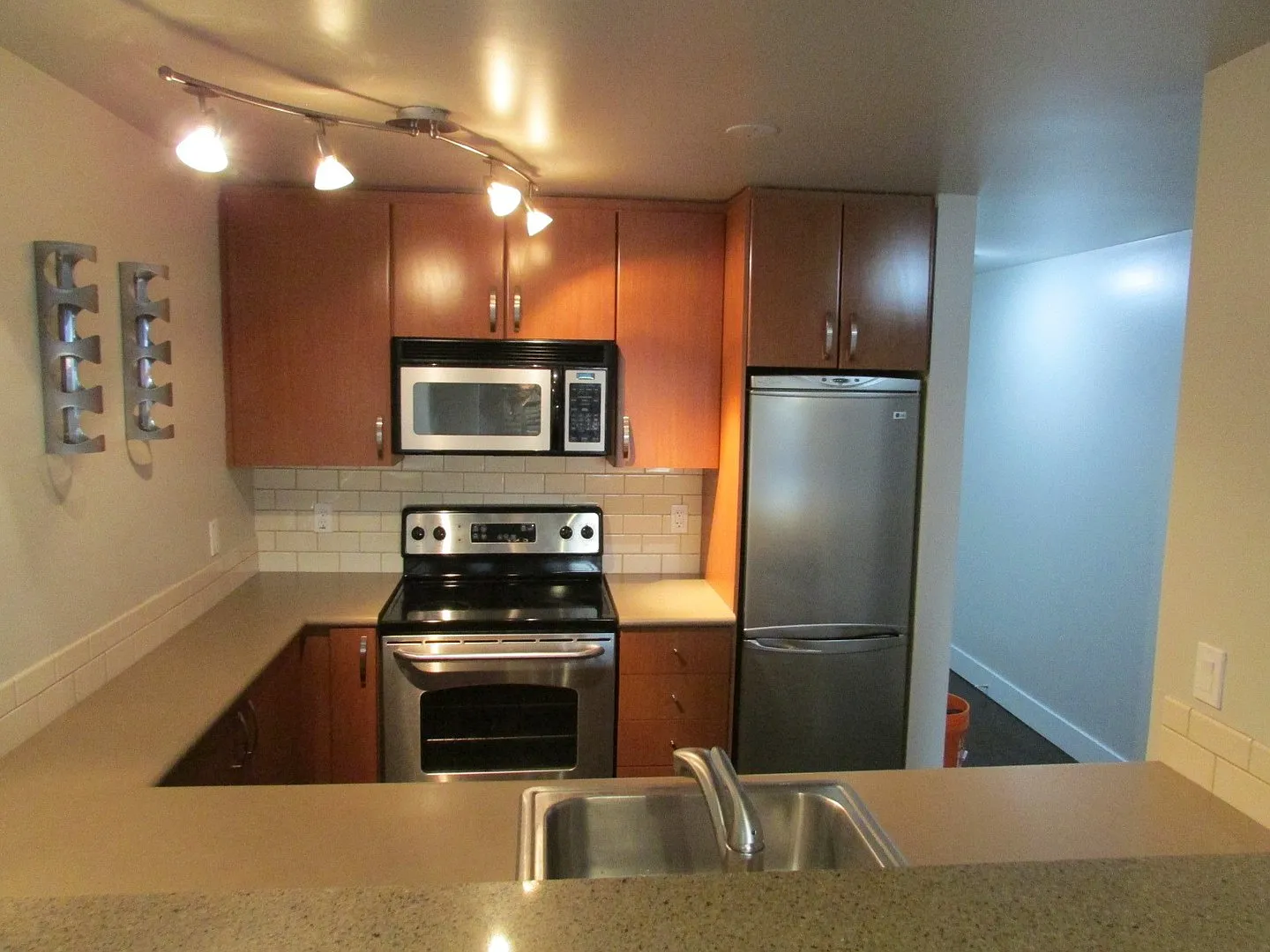 Wonderful 2/1 View Condo in Wallingford/Fremont — Photo 2