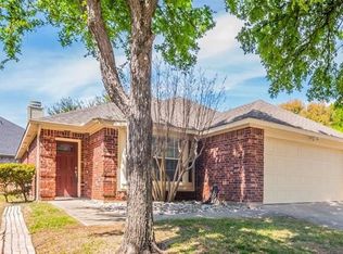807 Palomino Dr, Euless, TX 76039