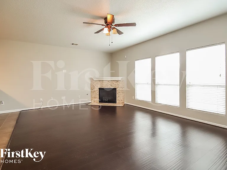 1018 Lamson Ct — Photo 3