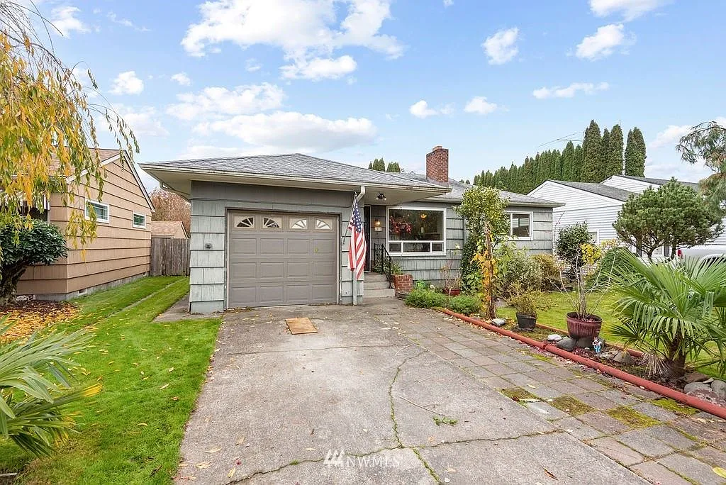 2932 Lilac St photo 1