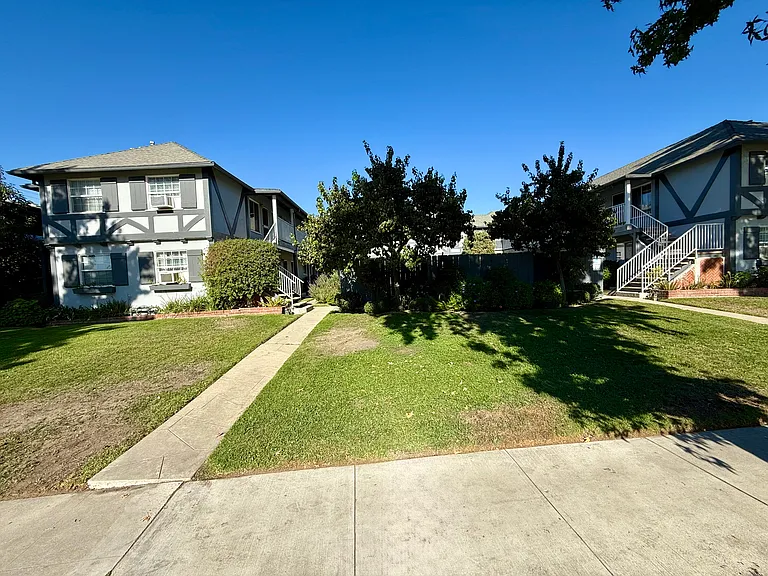 1841 Riverside Dr #STUDI0 — Photo 24