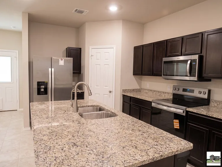 1210 Lindsey Dr — Photo 4