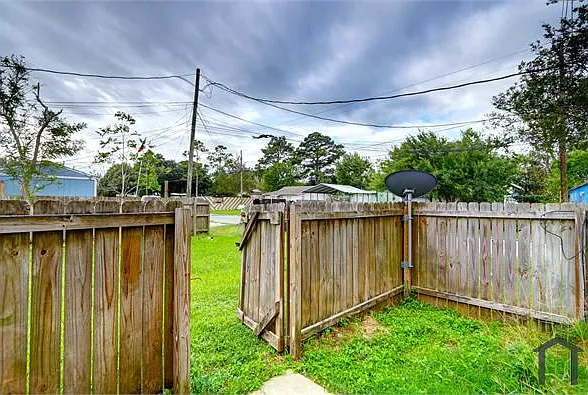 613 Jackson Ave — Photo 2