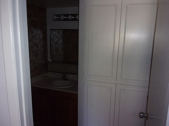 3rd image of 1911 W Hazelwood Pkwy