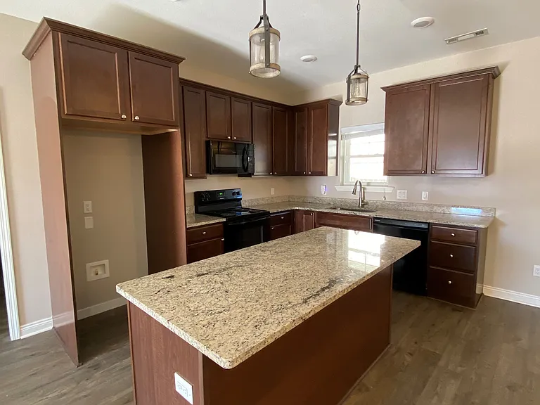 2557 Garden Dr — Photo 9