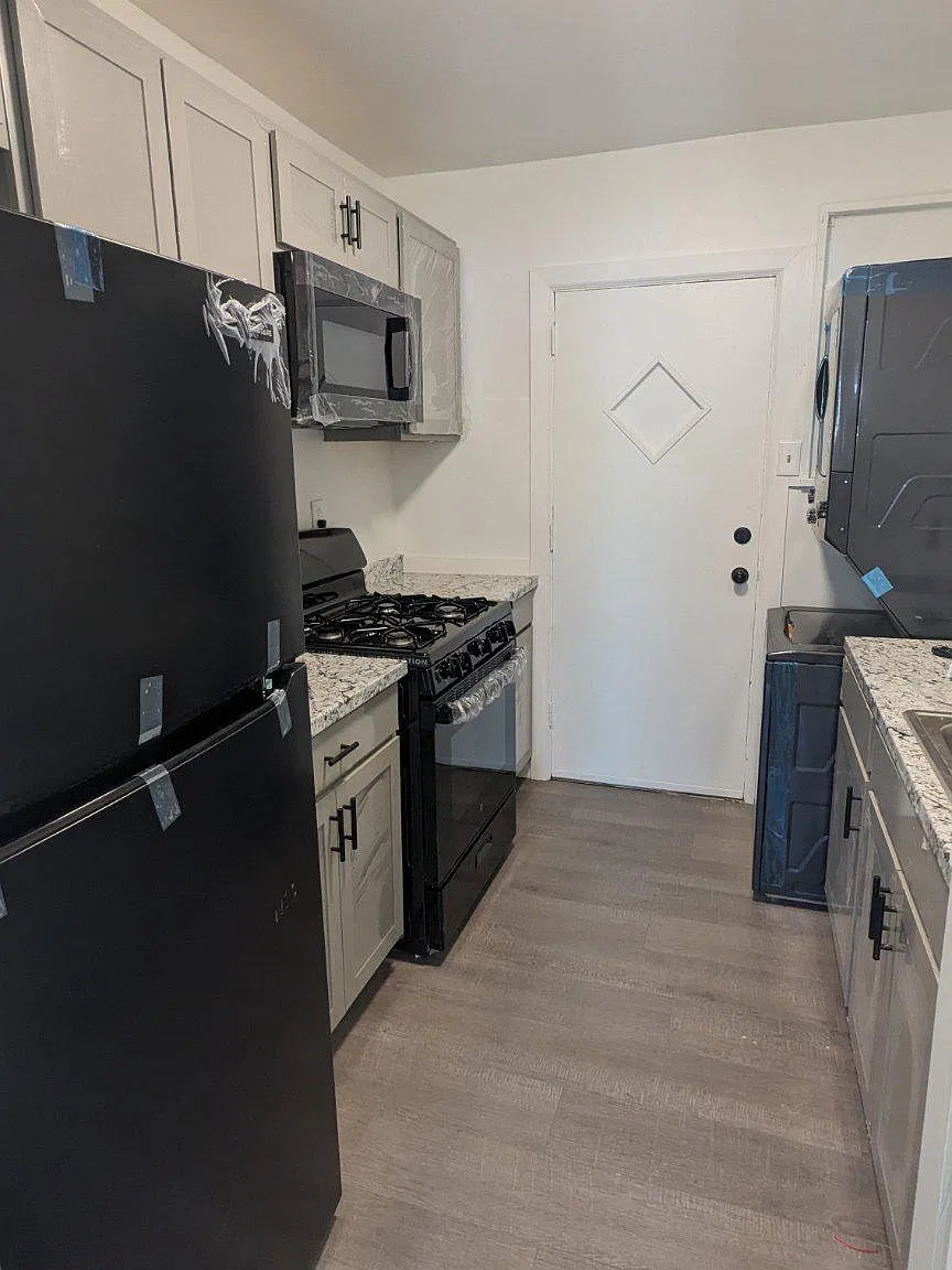 3 bed, 1.0 bath, 858 sqft, $2,200 — Photo 3