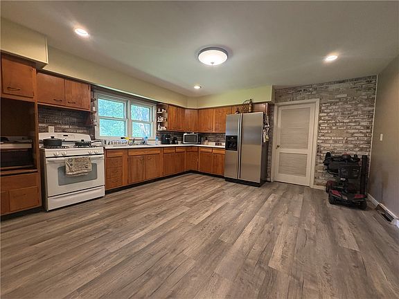 4th image of 416 E Spring St