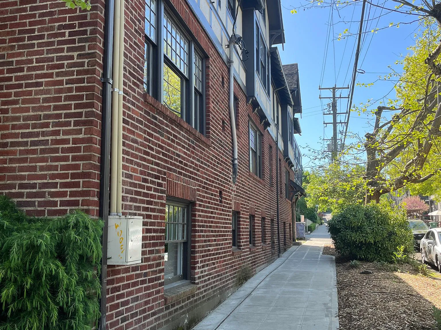 535 20th Ave E — Photo 3