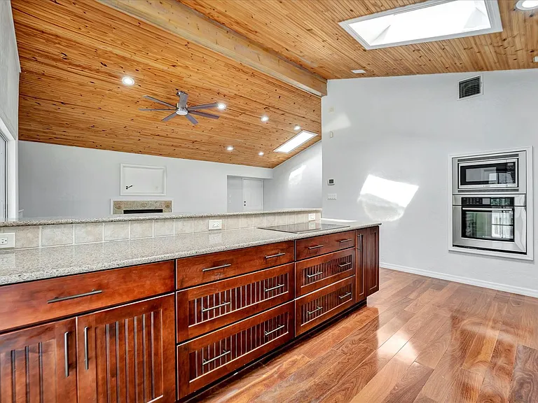 631 Harbor Ave — Photo 14