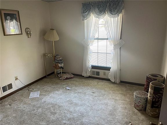 5th image of 106 SE Westwind Dr