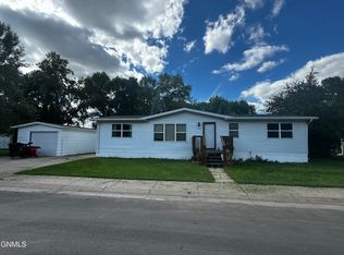 420 Piccadilly Cir, Bismarck, ND 58504