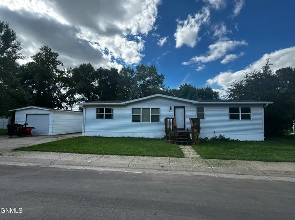 420 Piccadilly Cir, Bismarck, ND 58504