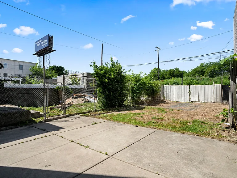 2706 E Somerset St — Photo 33