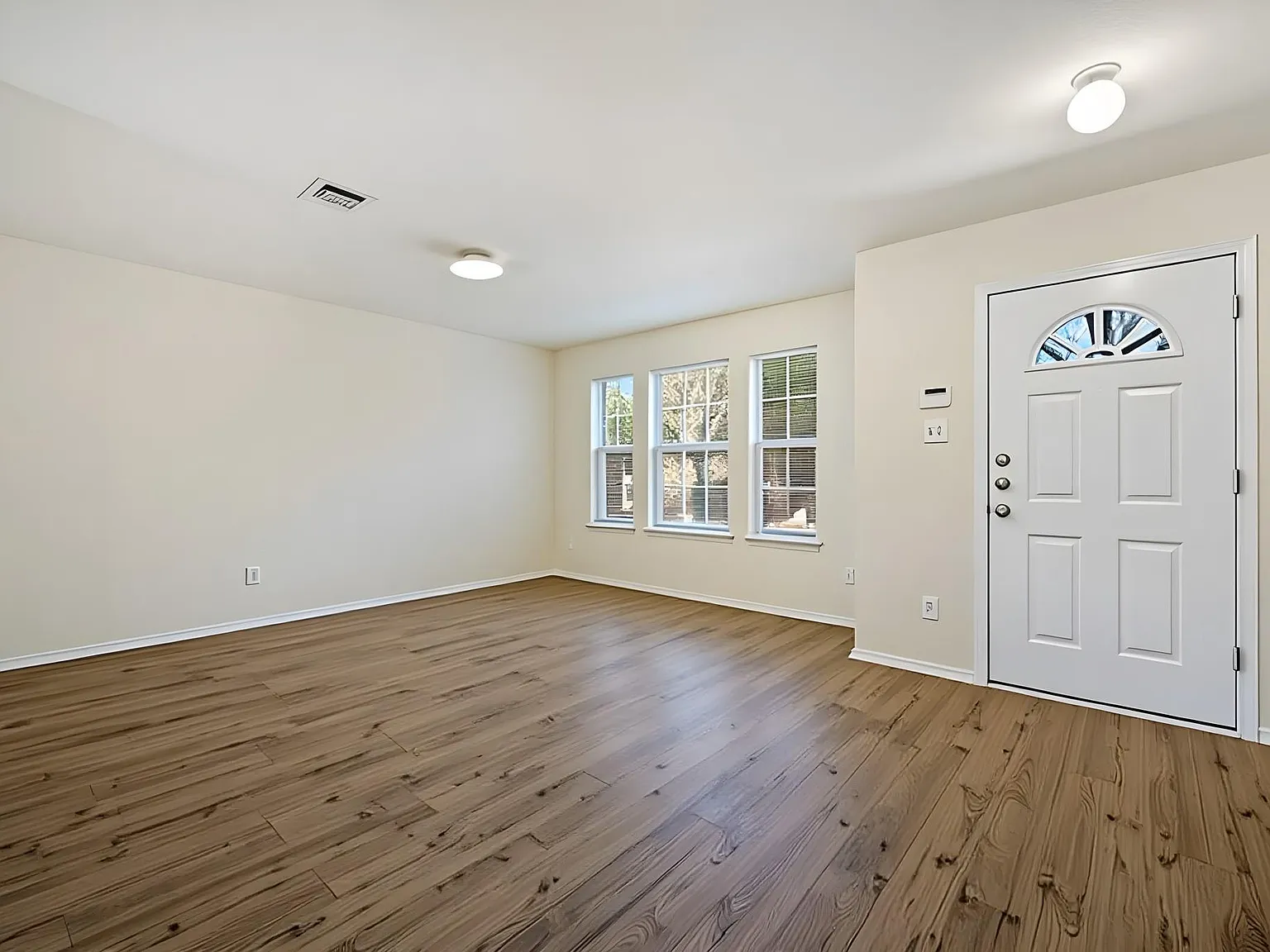 4 bed, 2.5 bath, 2901 sqft, $2,395 — Photo 4